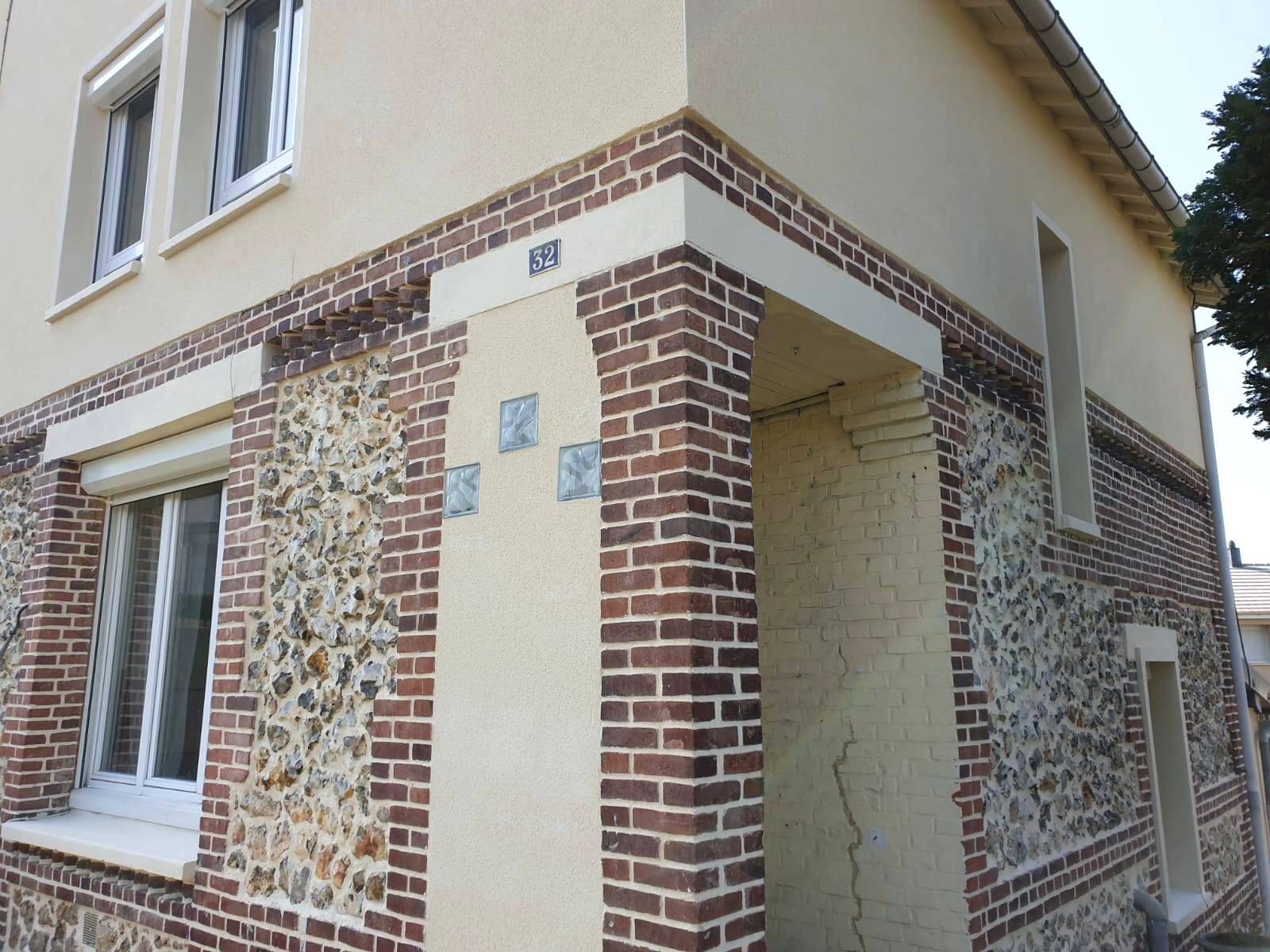 Rénovation de façade brique et silex par DMZ Normandie