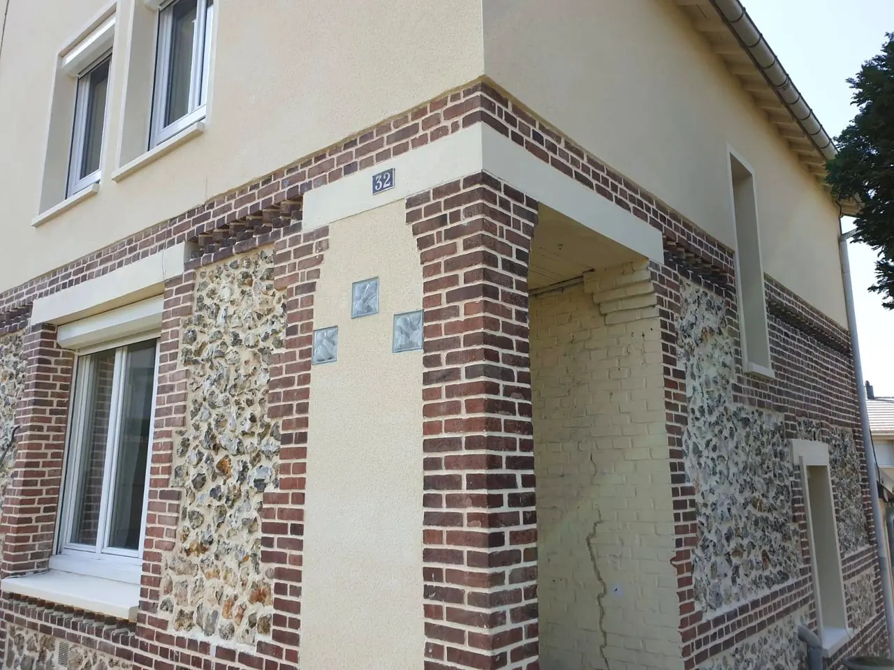 Rénovation et rejointoiement d'une façade en brique et silex par DMZ Normandie