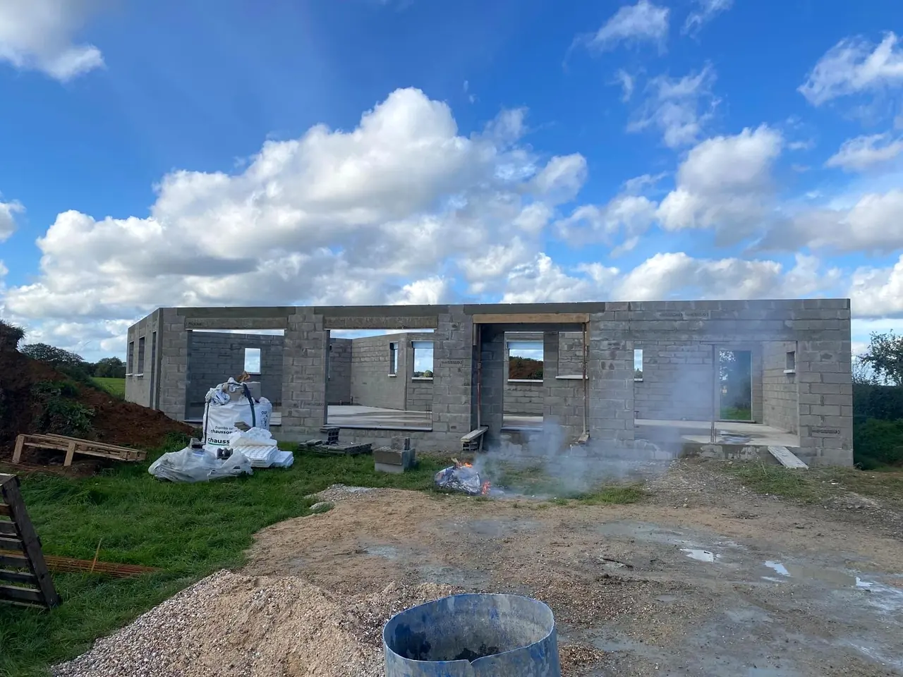 Entreprise de maçonnerie à Évreux : élévation d'une maison en parpaings par DMZ Normandie