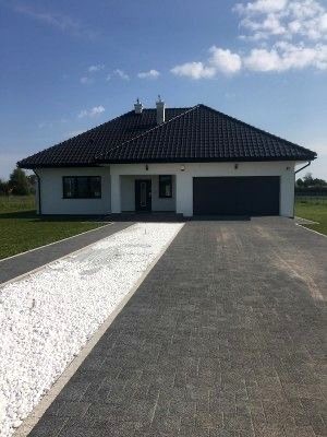 Maison plain-pied avec allée pavée par DMZ Normandie