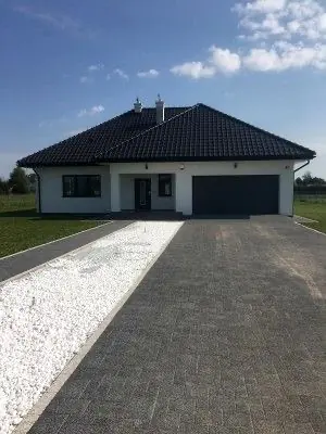Maison plain-pied avec allée pavée réalisée par DMZ Normandie
