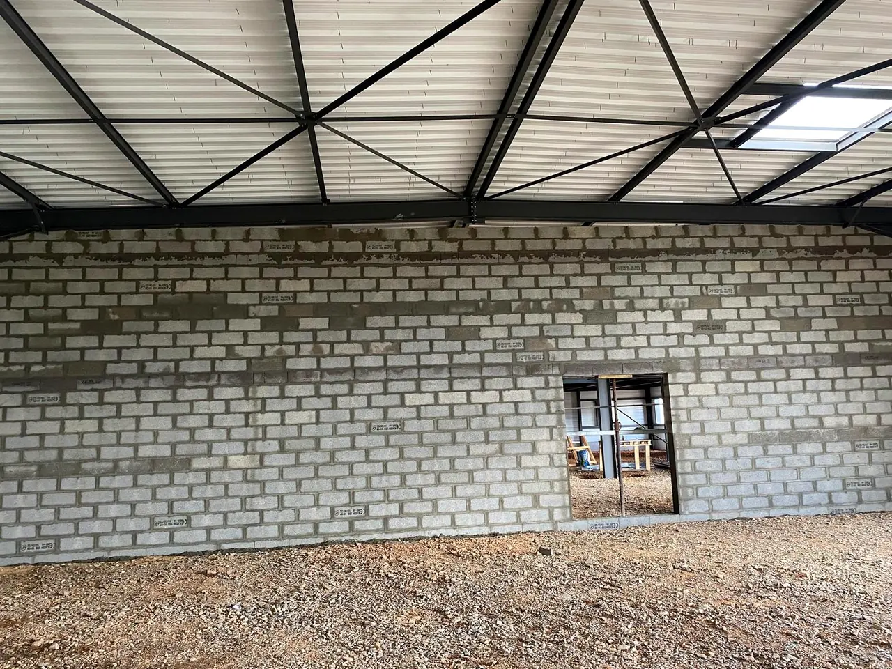 Montage d'un mur intérieur en parpaings par DMZ Normandie